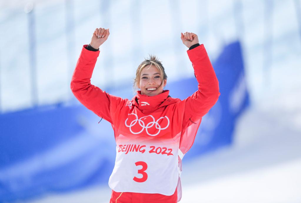 Esquiadora Suiza gana oro y la china Gu se queda con plata de esquí acrobático slopestyle femenino en Beijing 2022