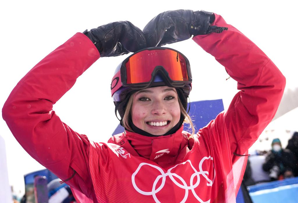 Esquiadora Suiza gana oro y la china Gu se queda con plata de esquí acrobático slopestyle femenino en Beijing 2022