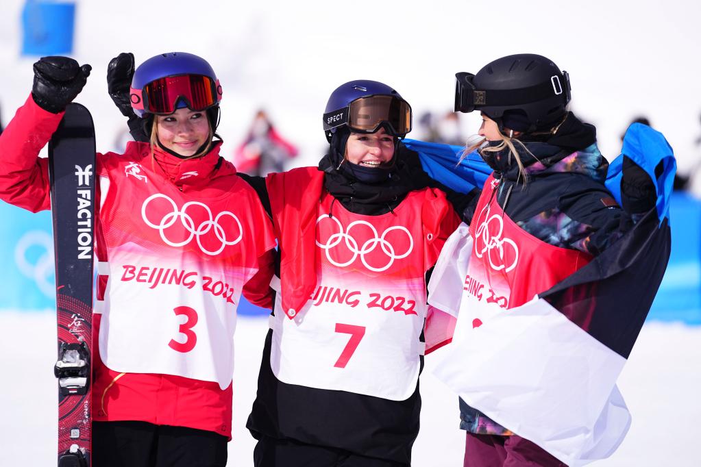 Esquiadora Suiza gana oro y la china Gu se queda con plata de esquí acrobático slopestyle femenino en Beijing 2022