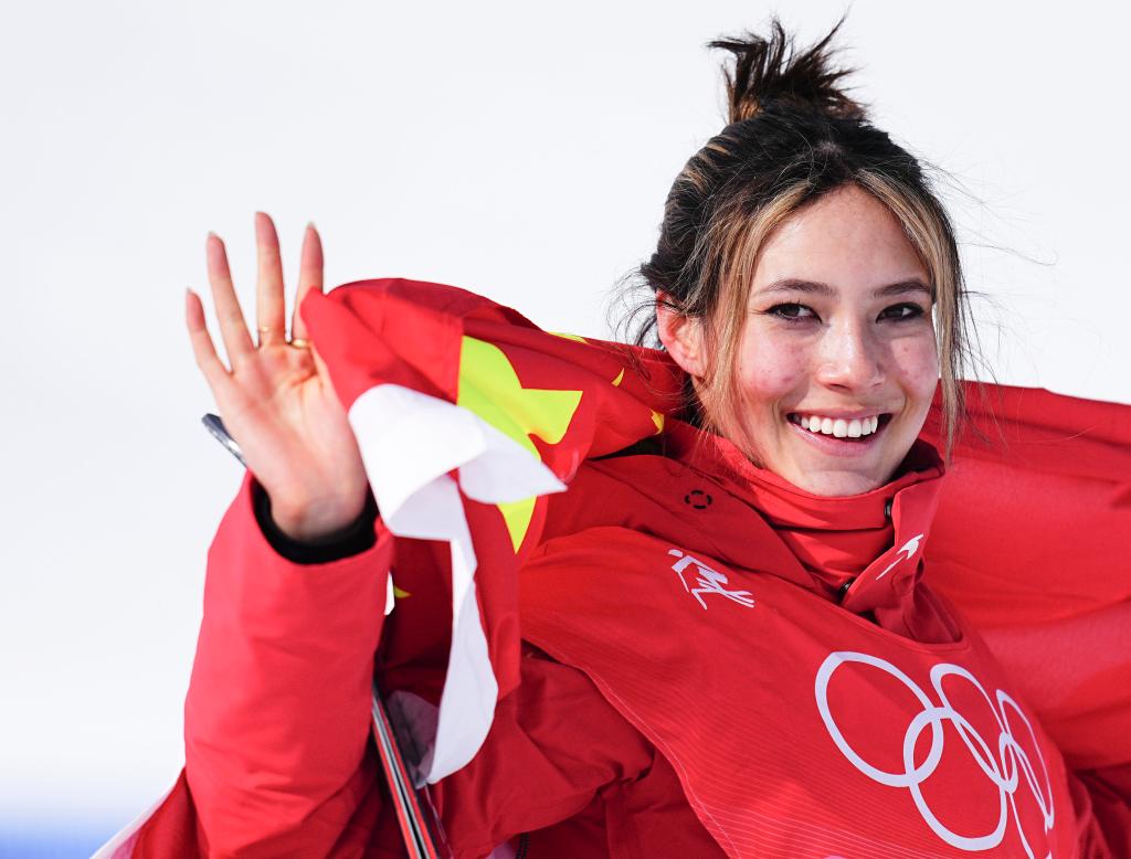 Esquiadora Suiza gana oro y la china Gu se queda con plata de esquí acrobático slopestyle femenino en Beijing 2022