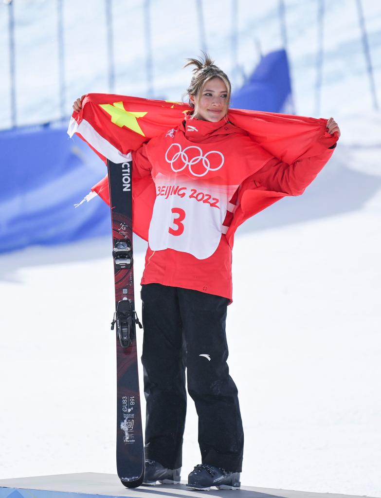 Esquiadora Suiza gana oro y la china Gu se queda con plata de esquí acrobático slopestyle femenino en Beijing 2022