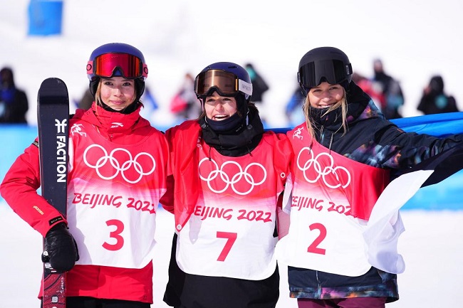 Esquiadora Suiza gana oro y la china Gu se queda con plata de esquí acrobático slopestyle femenino en Beijing 2022