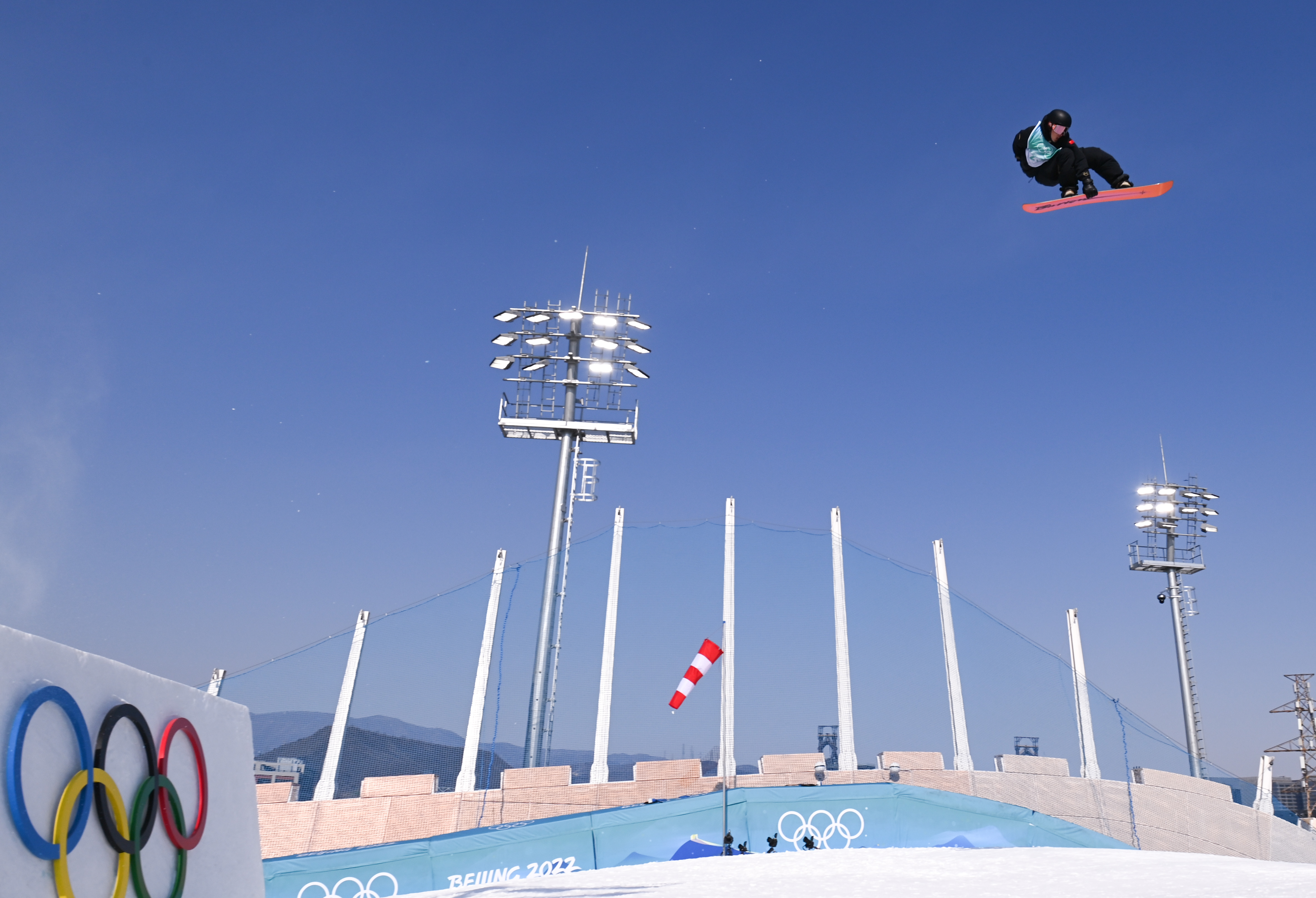 Su Yiming gana oro histórico en snowboard big air mientras China establece nuevo récord olímpico