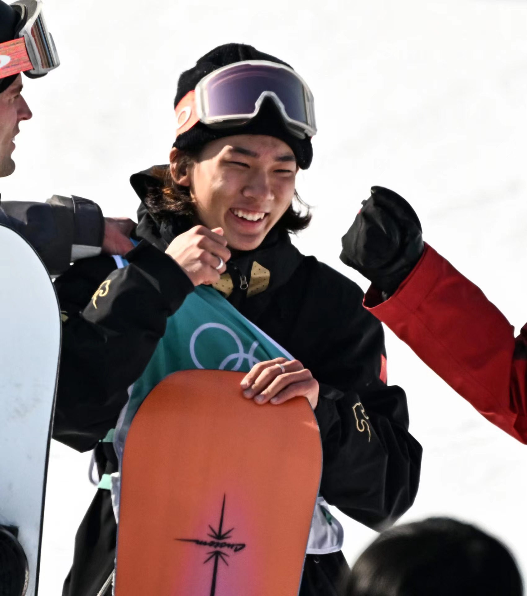 Su Yiming gana oro histórico en snowboard big air mientras China establece nuevo récord olímpico