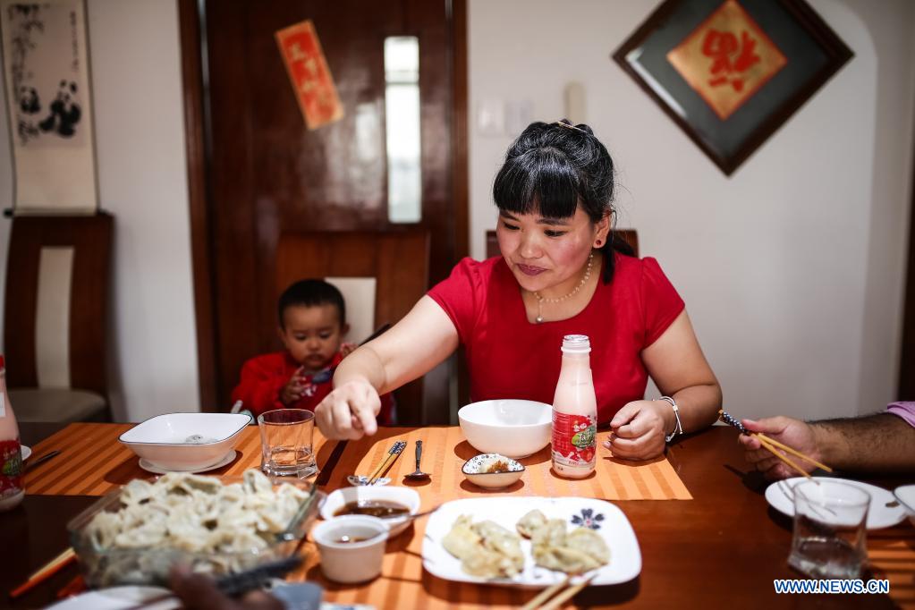 Familia colombo-china celebra el final de las festividades del Año Nuevo chino