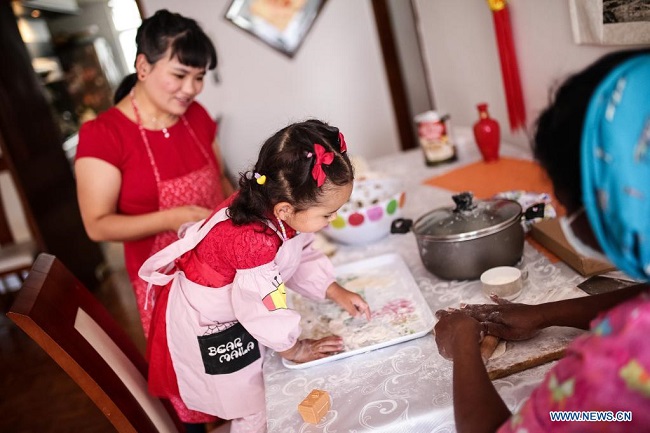 Familia colombo-china celebra el final de las festividades del Año Nuevo chino