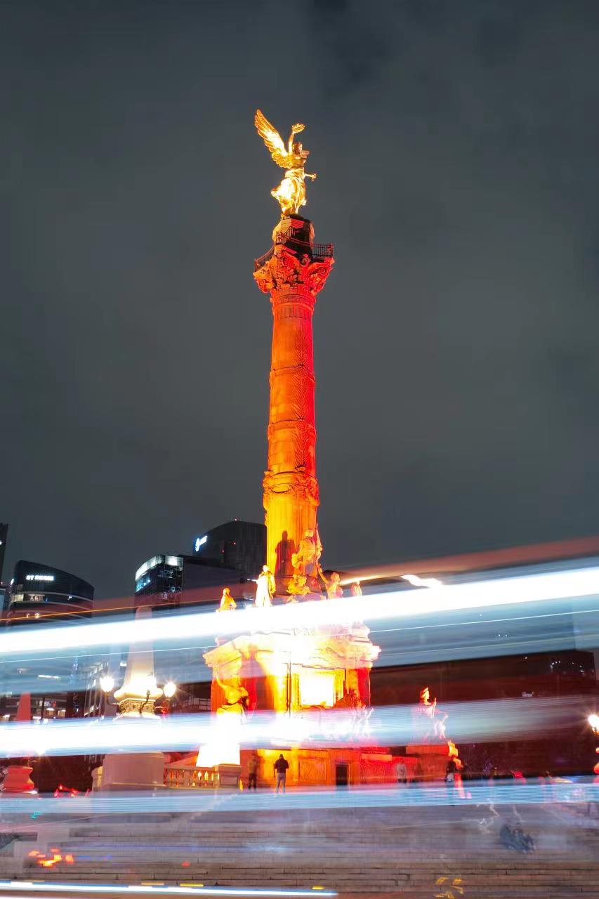 Angel de la Independencia iluminado de rojo para conmemorar el 50 aniversario del establecimiento de relaciones diplomáticas entre China y México