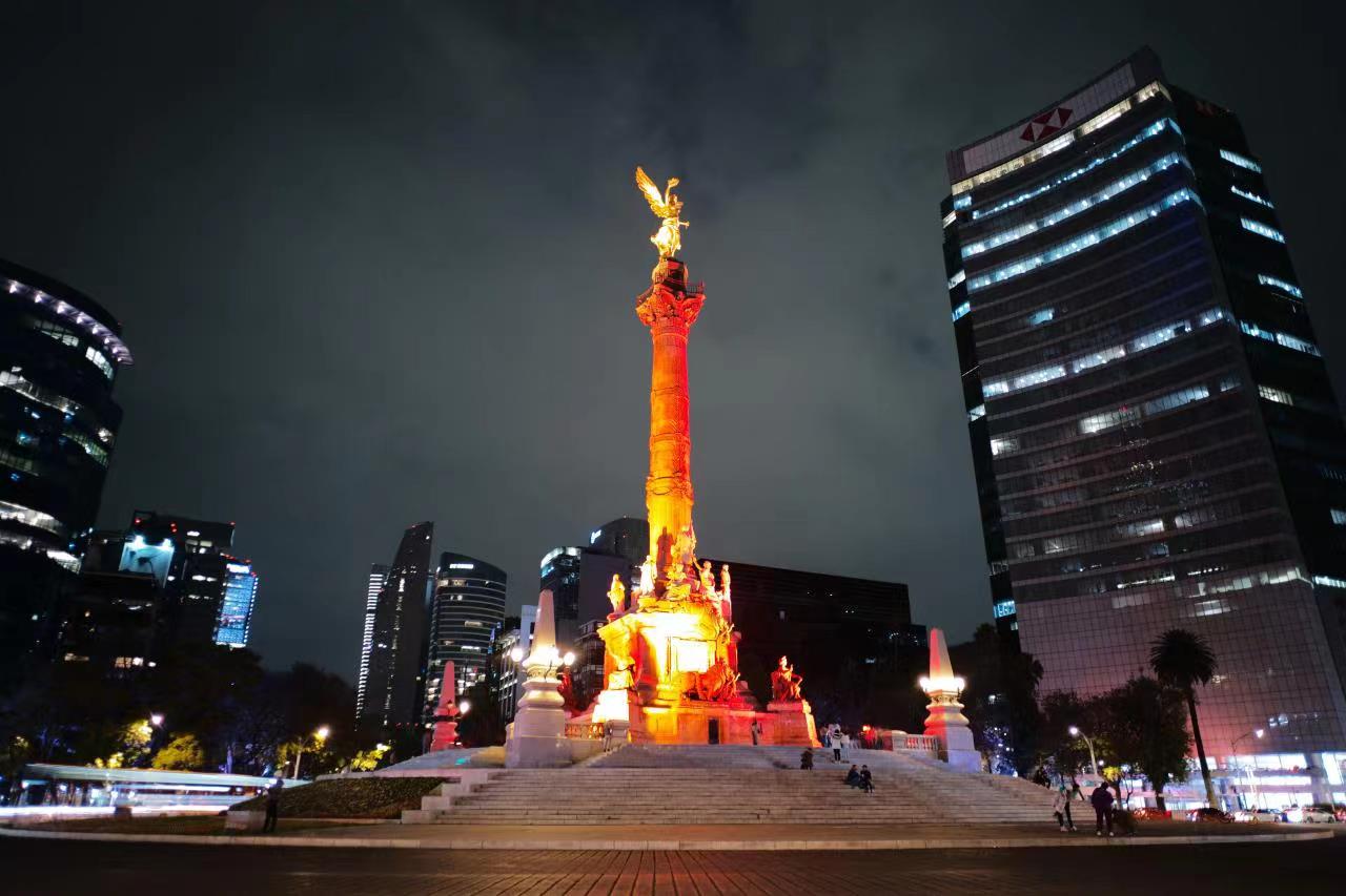 Angel de la Independencia iluminado de rojo para conmemorar el 50 aniversario del establecimiento de relaciones diplomáticas entre China y México