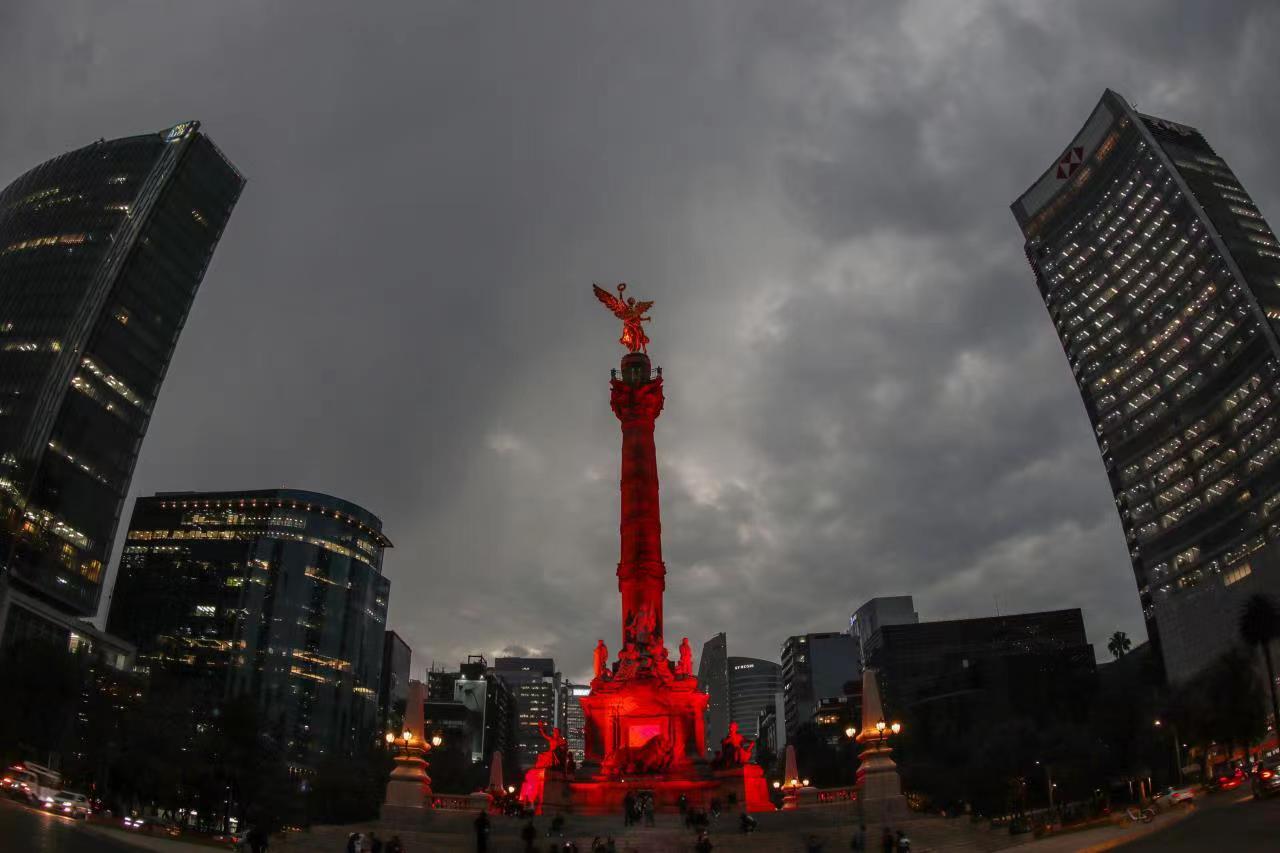 Angel de la Independencia iluminado de rojo para conmemorar el 50 aniversario del establecimiento de relaciones diplomáticas entre China y México