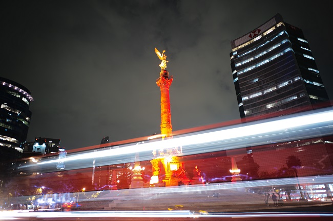 Angel de la Independencia iluminado de rojo para conmemorar el 50 aniversario del establecimiento de relaciones diplomáticas entre China y México