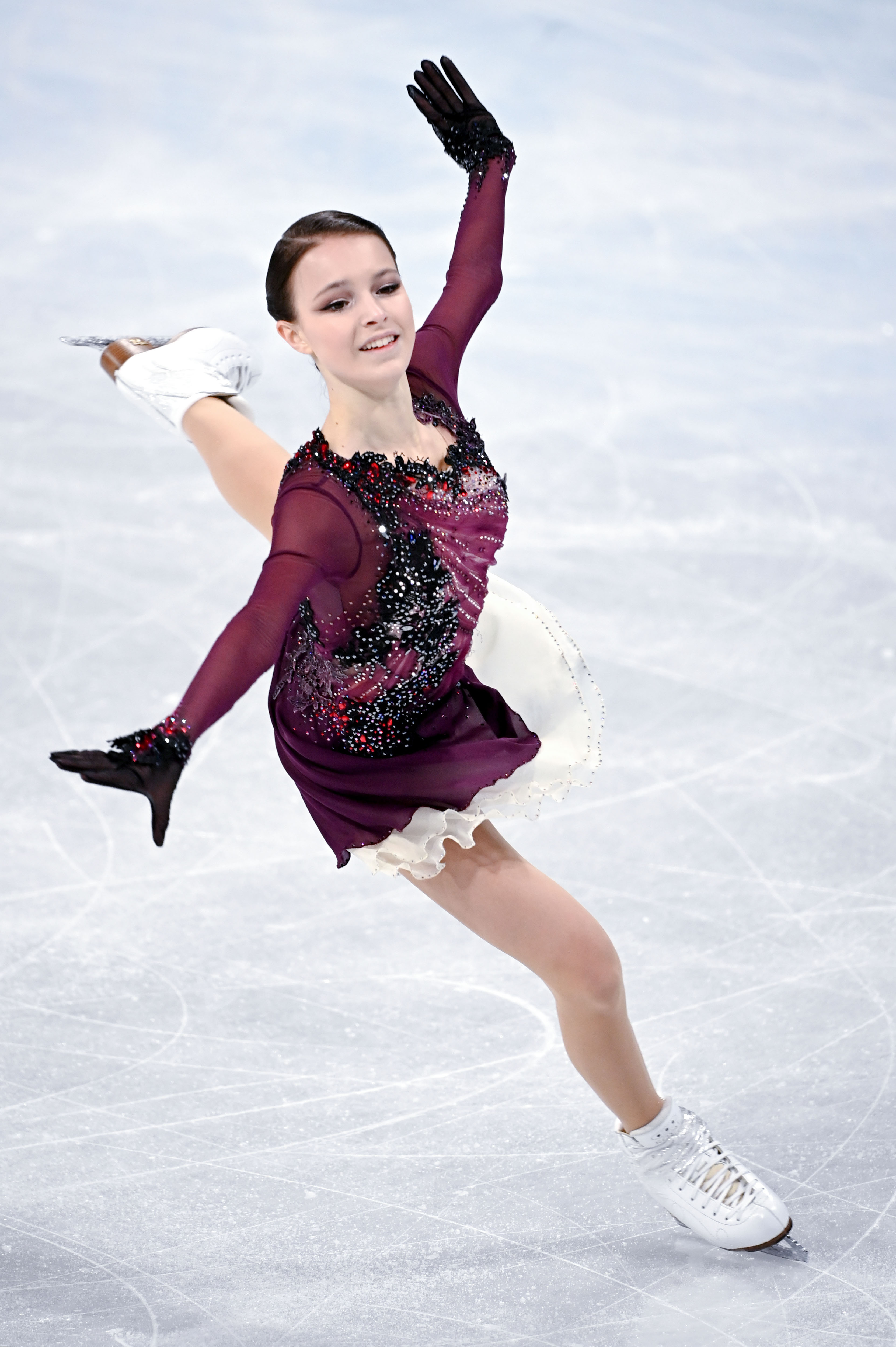 Shcherbakova de COR gana título individual femenino de patinaje artístico