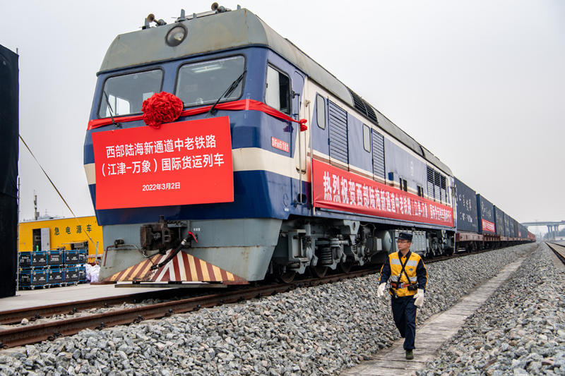 Comienza el viaje del primer tren de carga en la línea de ferrocarril China-Laos