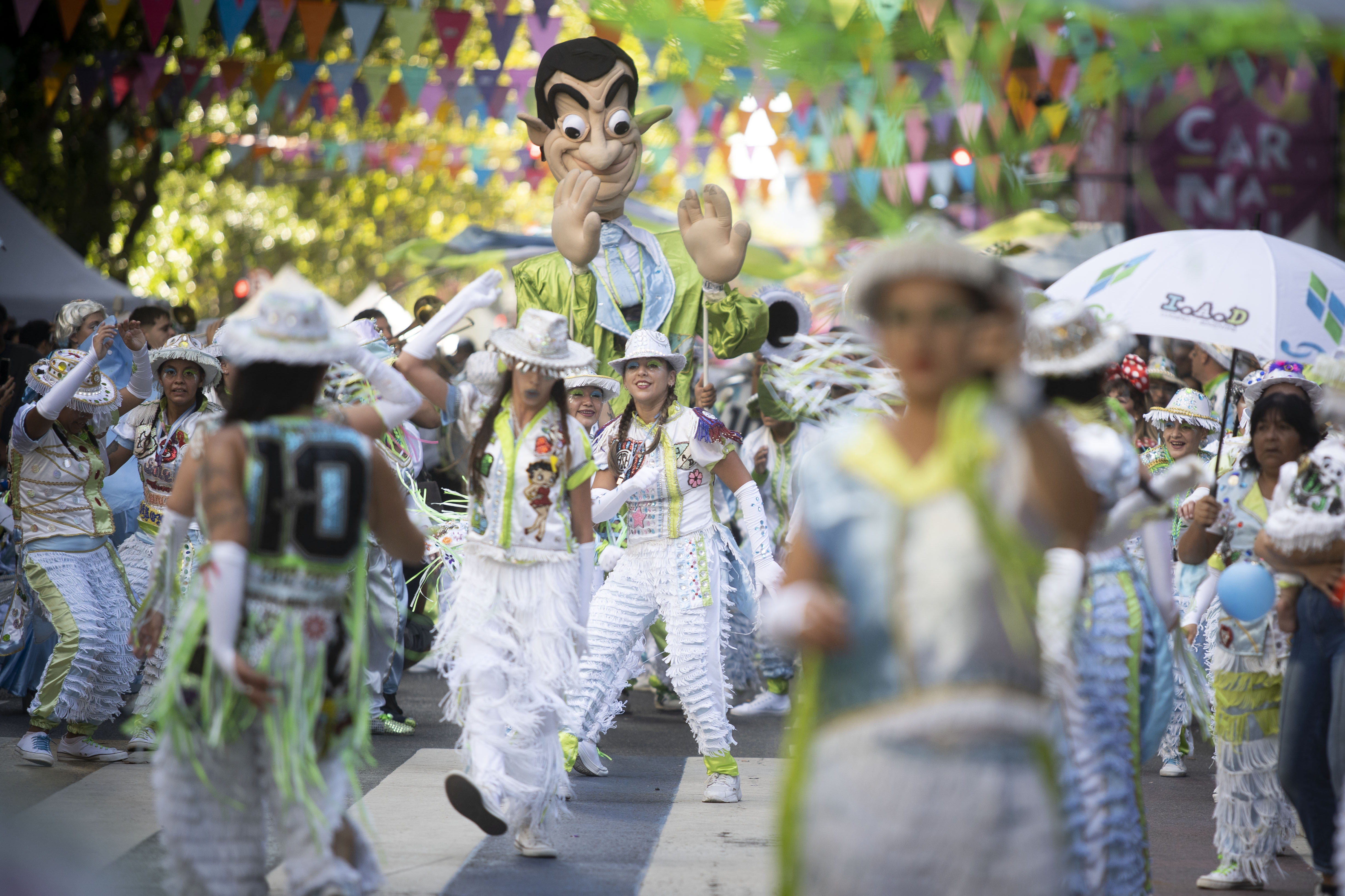 ESPECIAL: Capital de Argentina celebra el Carnaval con color, baile y música