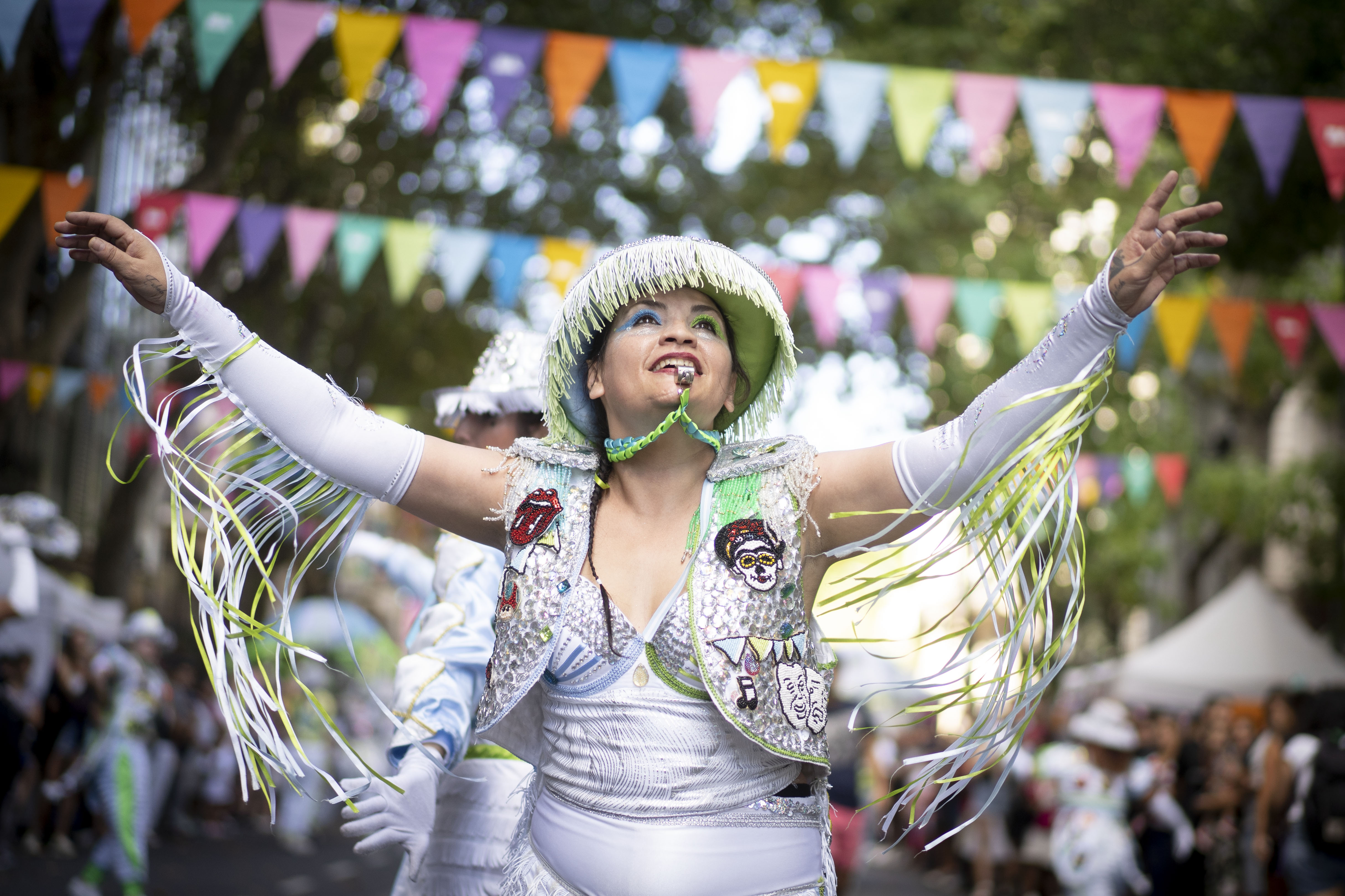 ESPECIAL: Capital de Argentina celebra el Carnaval con color, baile y música