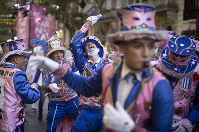 ESPECIAL: Capital de Argentina celebra el Carnaval con color, baile y música