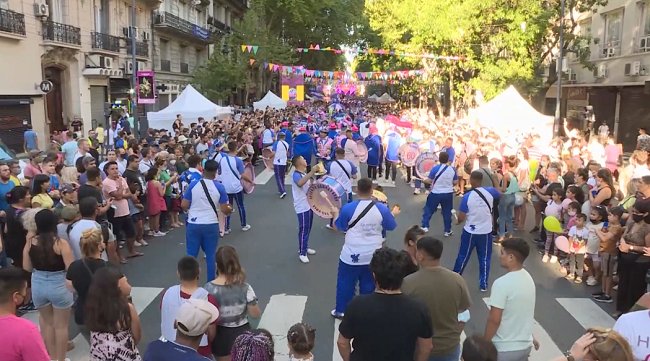 Capital de Argentina celebra el Carnaval con color, baile y música