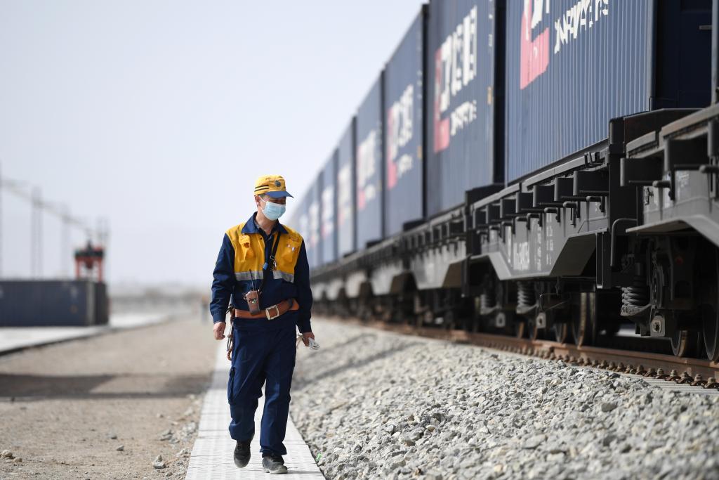 Primer tren de carga internacional de Gansu que corre por Ferrocarril de China-Laos