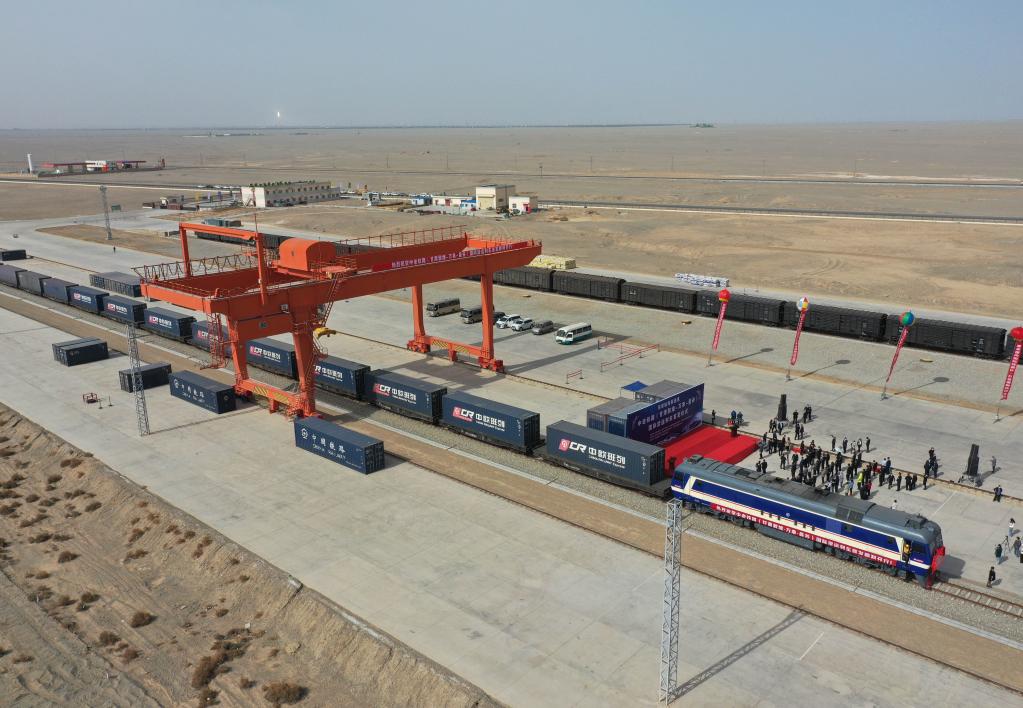 Primer tren de carga internacional de Gansu que corre por Ferrocarril de China-Laos