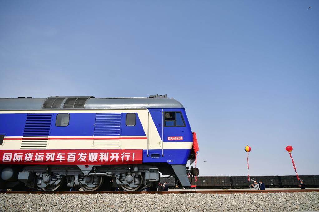 Primer tren de carga internacional de Gansu que corre por Ferrocarril de China-Laos