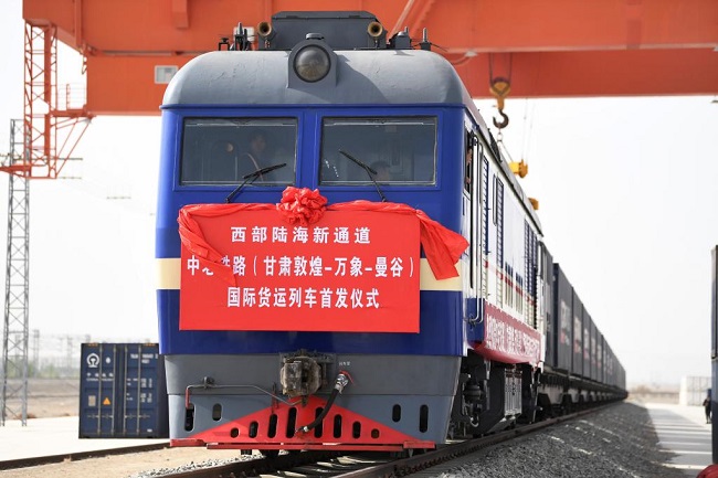 Primer tren de carga internacional de Gansu que corre por Ferrocarril de China-Laos