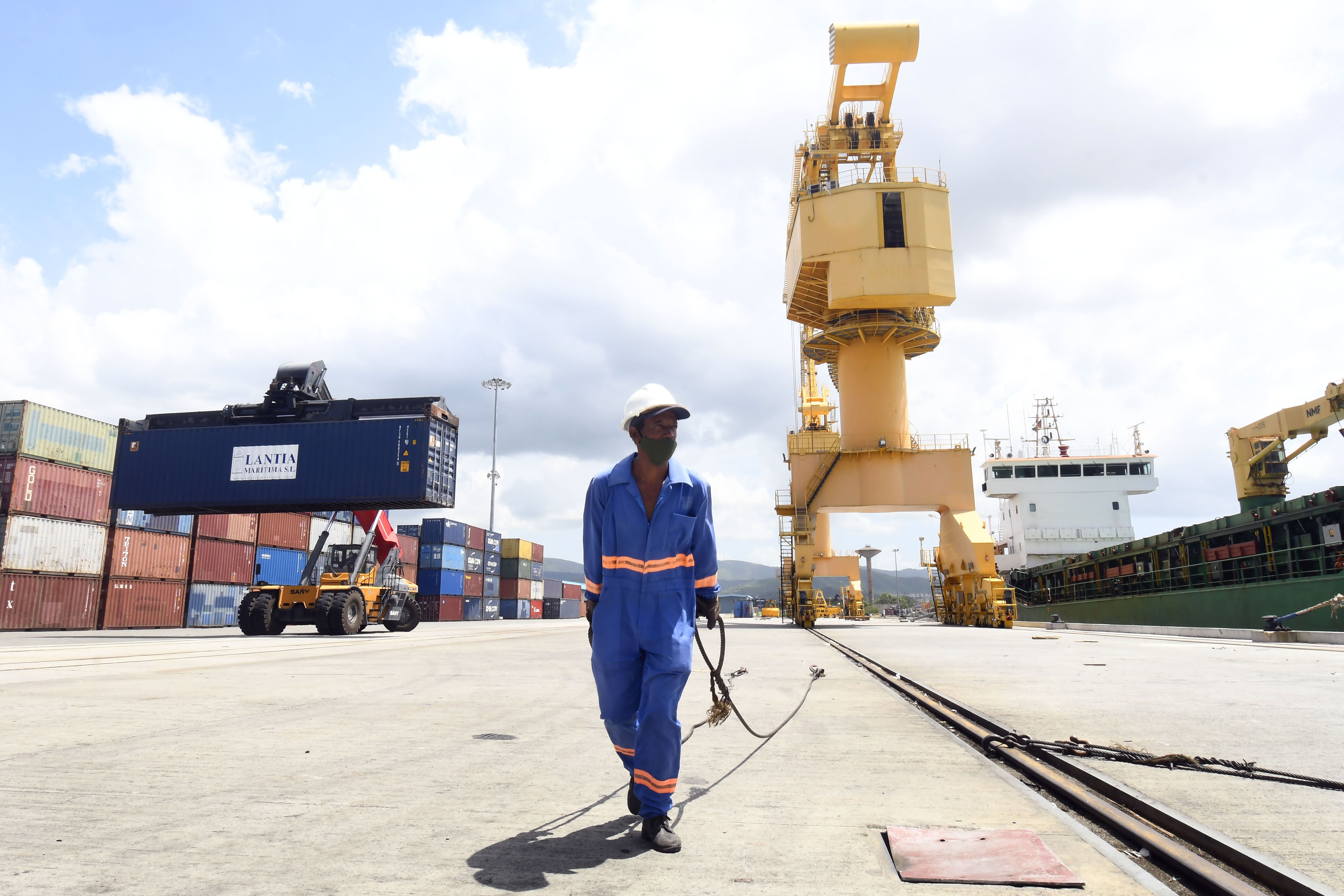 ESPECIAL: Inversión china mejora operaciones de carga en puerto de Santiago de Cuba