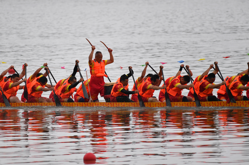 Carrera de botes del dragón se celebra en Miluo, Hunan