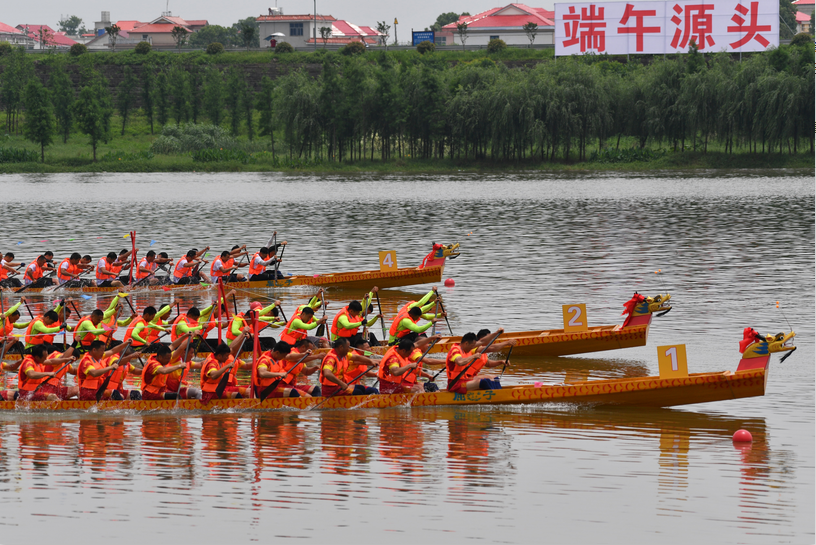 Carrera de botes del dragón se celebra en Miluo, Hunan