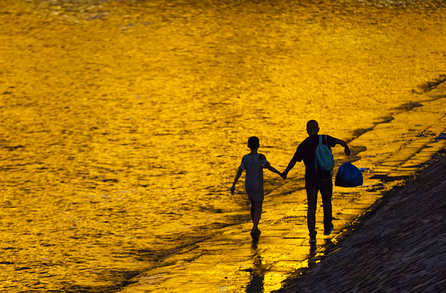 Turistas divierten a lo largo del río Songhua en Heilongjiang