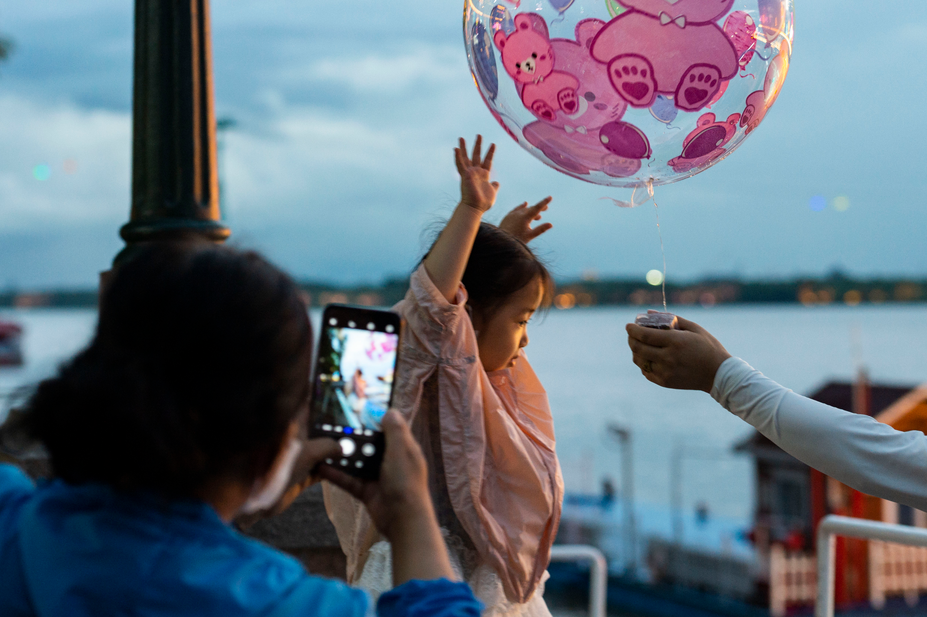 Turistas divierten a lo largo del río Songhua en Heilongjiang