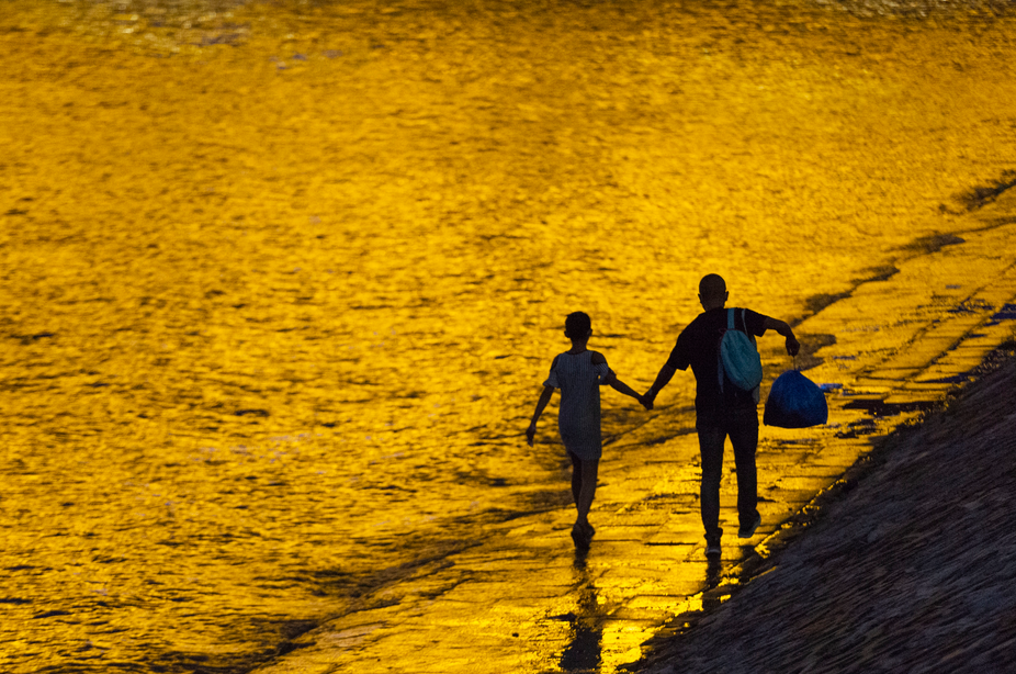 Turistas divierten a lo largo del río Songhua en Heilongjiang