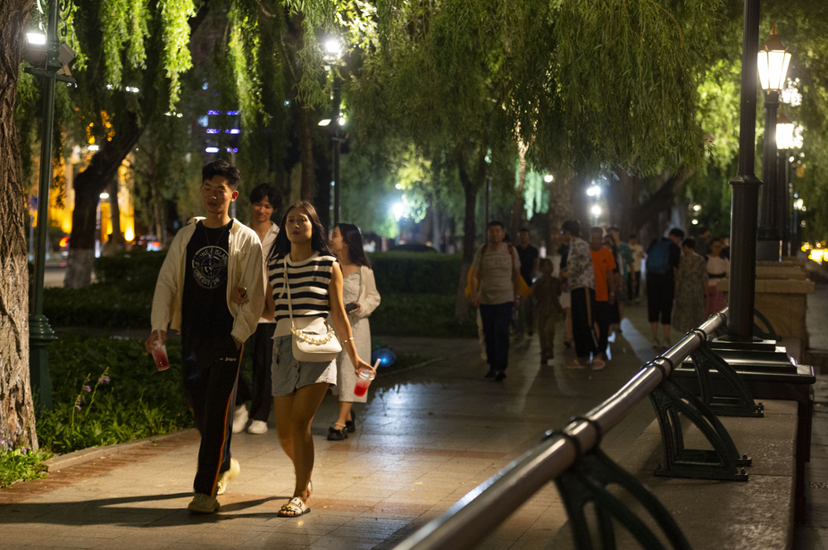 Turistas divierten a lo largo del río Songhua en Heilongjiang