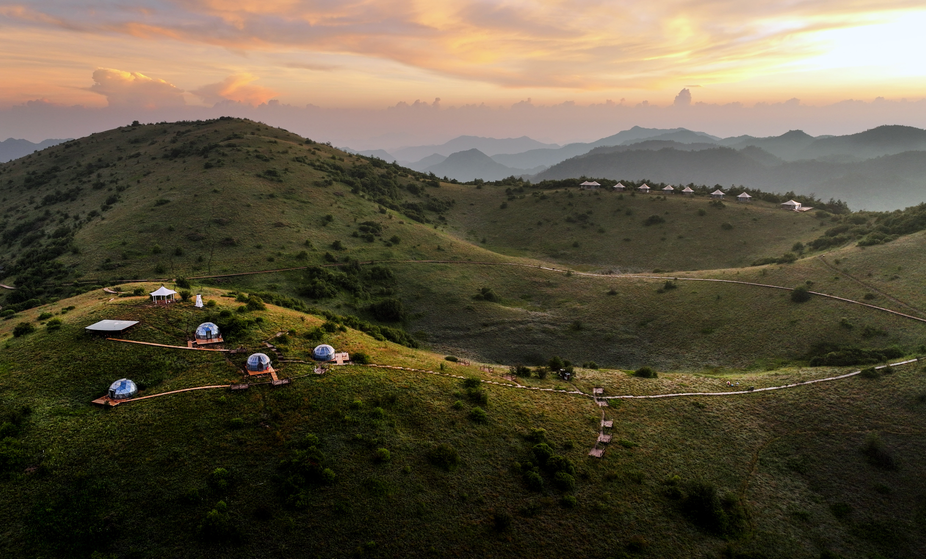 Shaanxi: Paisaje del pastizal de la montaña de Bashan en el distrito de Langao