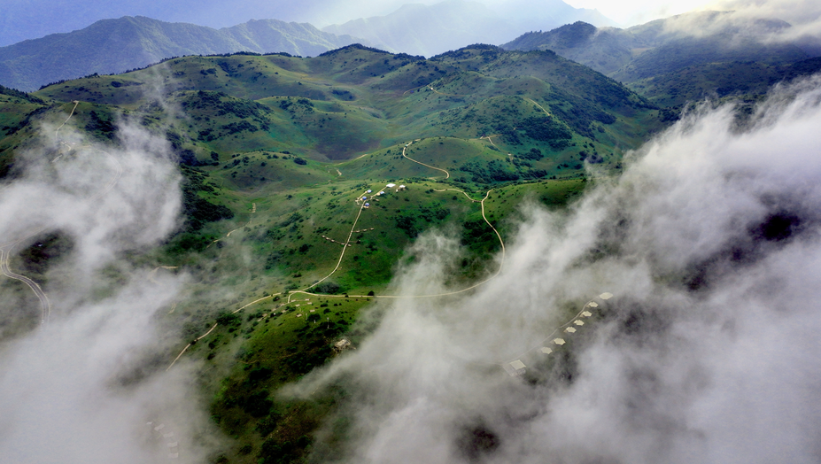 Shaanxi: Paisaje del pastizal de la montaña de Bashan en el distrito de Langao