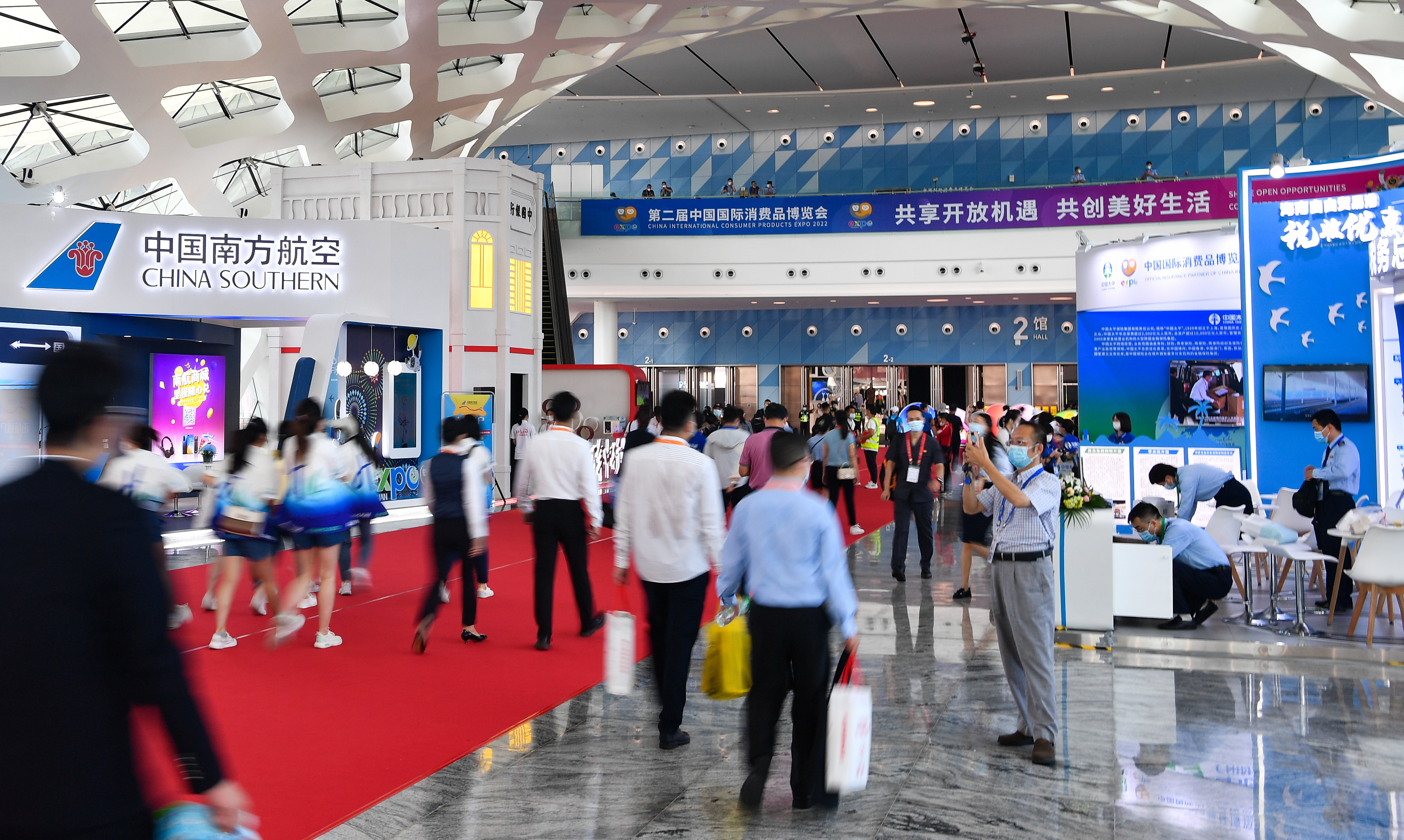 Personas visitan la 2ª Exposición Internacional de Productos de Consumo de China en Haikou