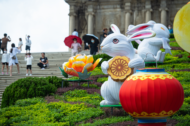 Instalaciones festivas en celebración del próximo Festival de Medio Otoño en Macao