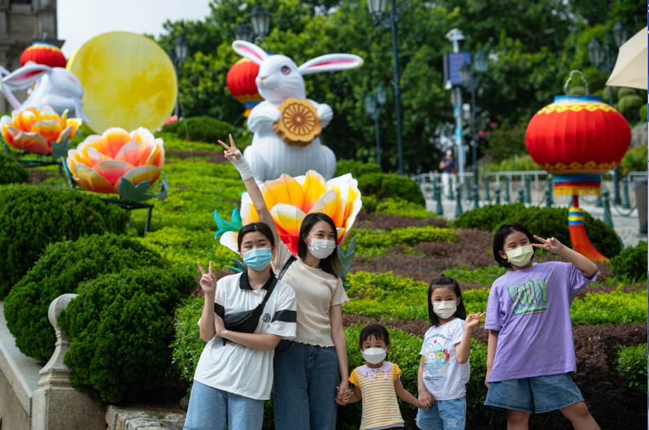 Instalaciones festivas en celebración del próximo Festival de Medio Otoño en Macao