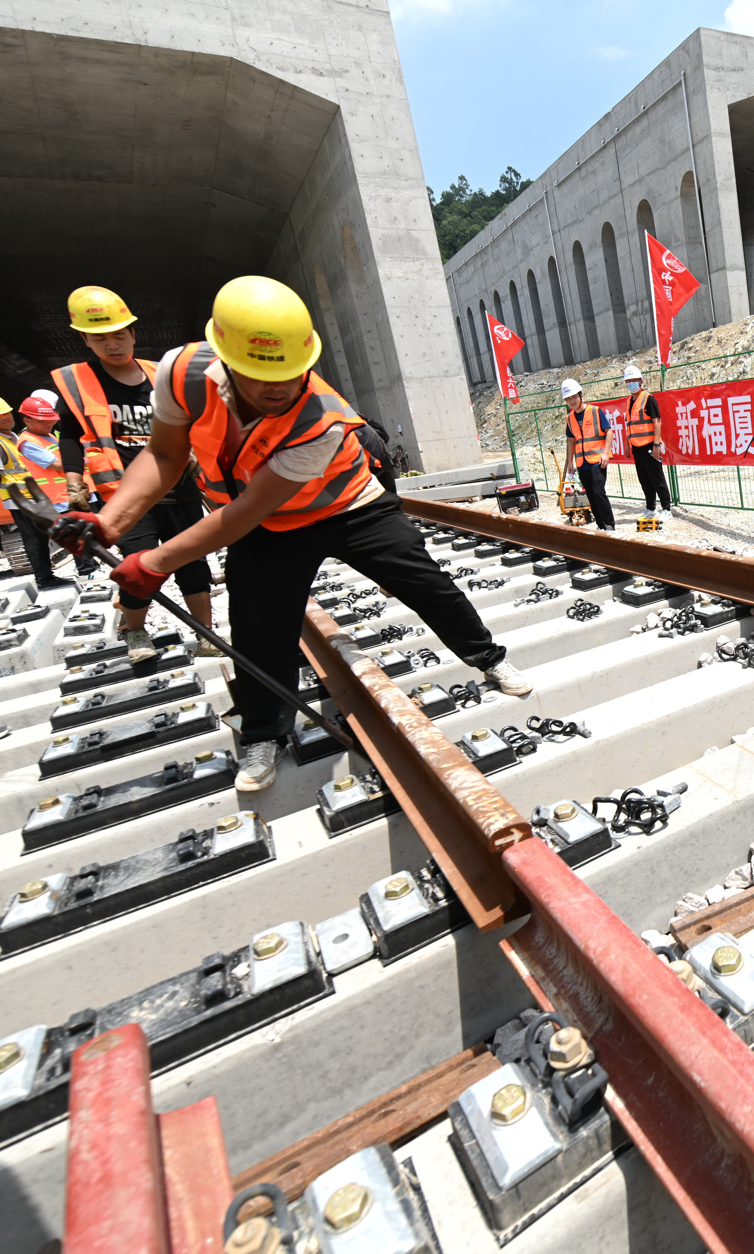 Culmina colocación de rieles en primer ferrocarril de alta velocidad de China que cruza el mar