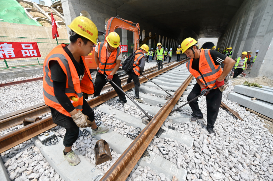 Culmina colocación de rieles en primer ferrocarril de alta velocidad de China que cruza el mar