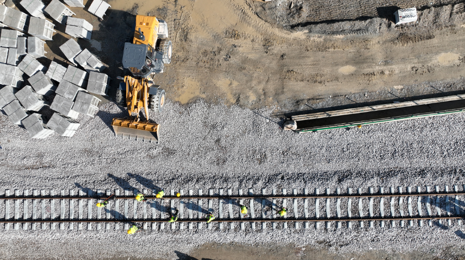 Culmina colocación de rieles en primer ferrocarril de alta velocidad de China que cruza el mar