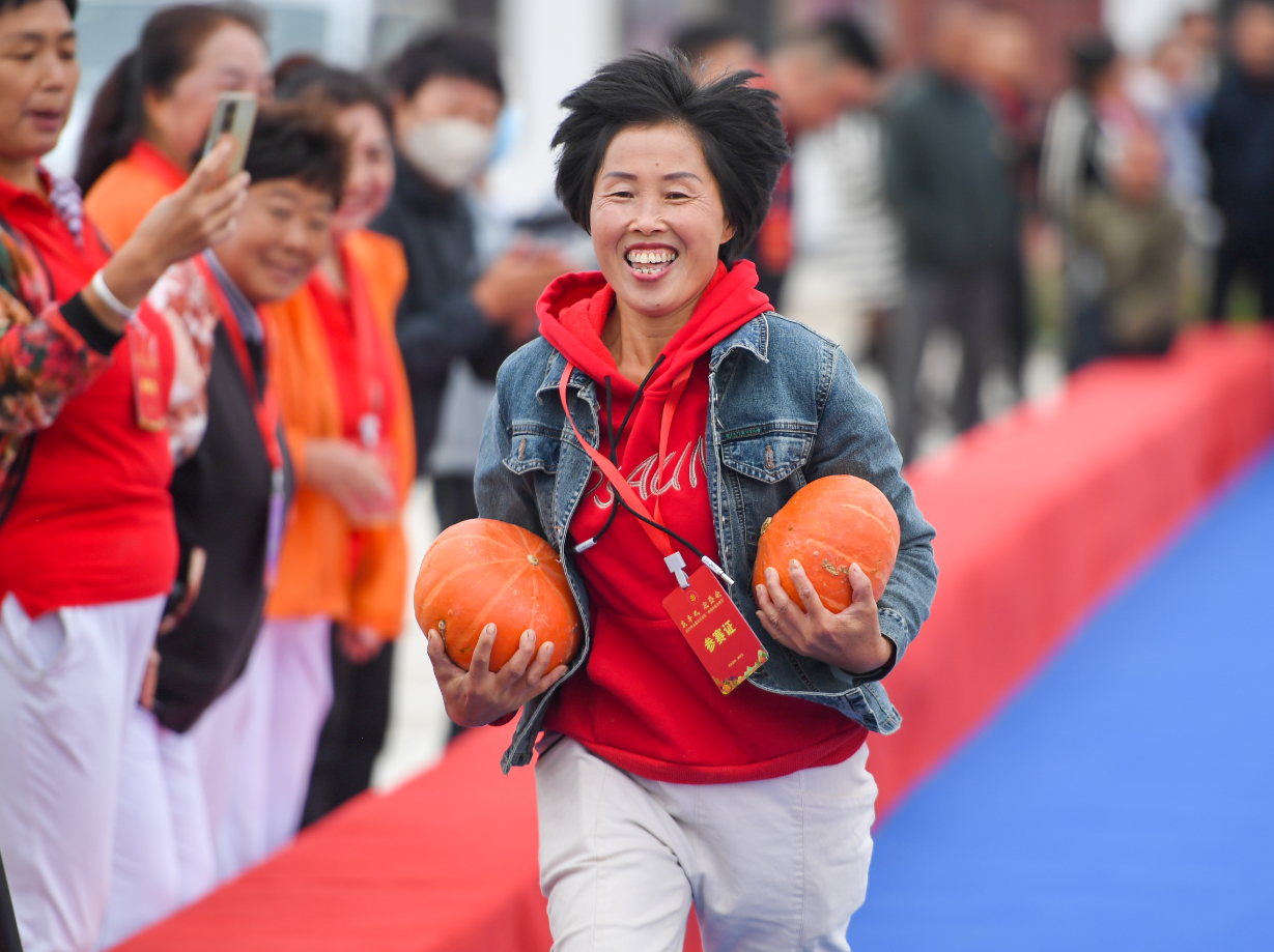 Personas celebran festival de la cosecha de los agricultores chinos en Hohhot, Mongolia Interior