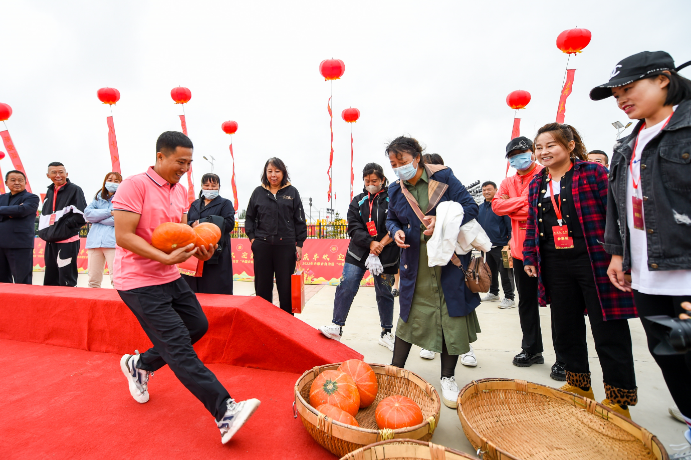 Personas celebran festival de la cosecha de los agricultores chinos en Hohhot, Mongolia Interior