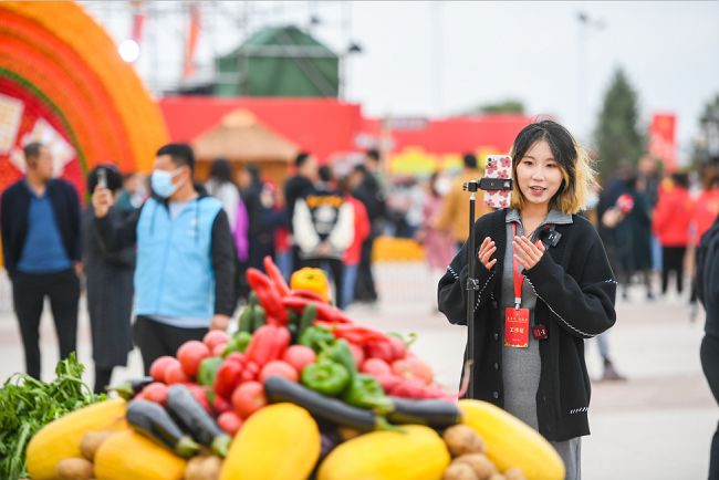 Personas celebran festival de la cosecha de los agricultores chinos en Hohhot, Mongolia Interior