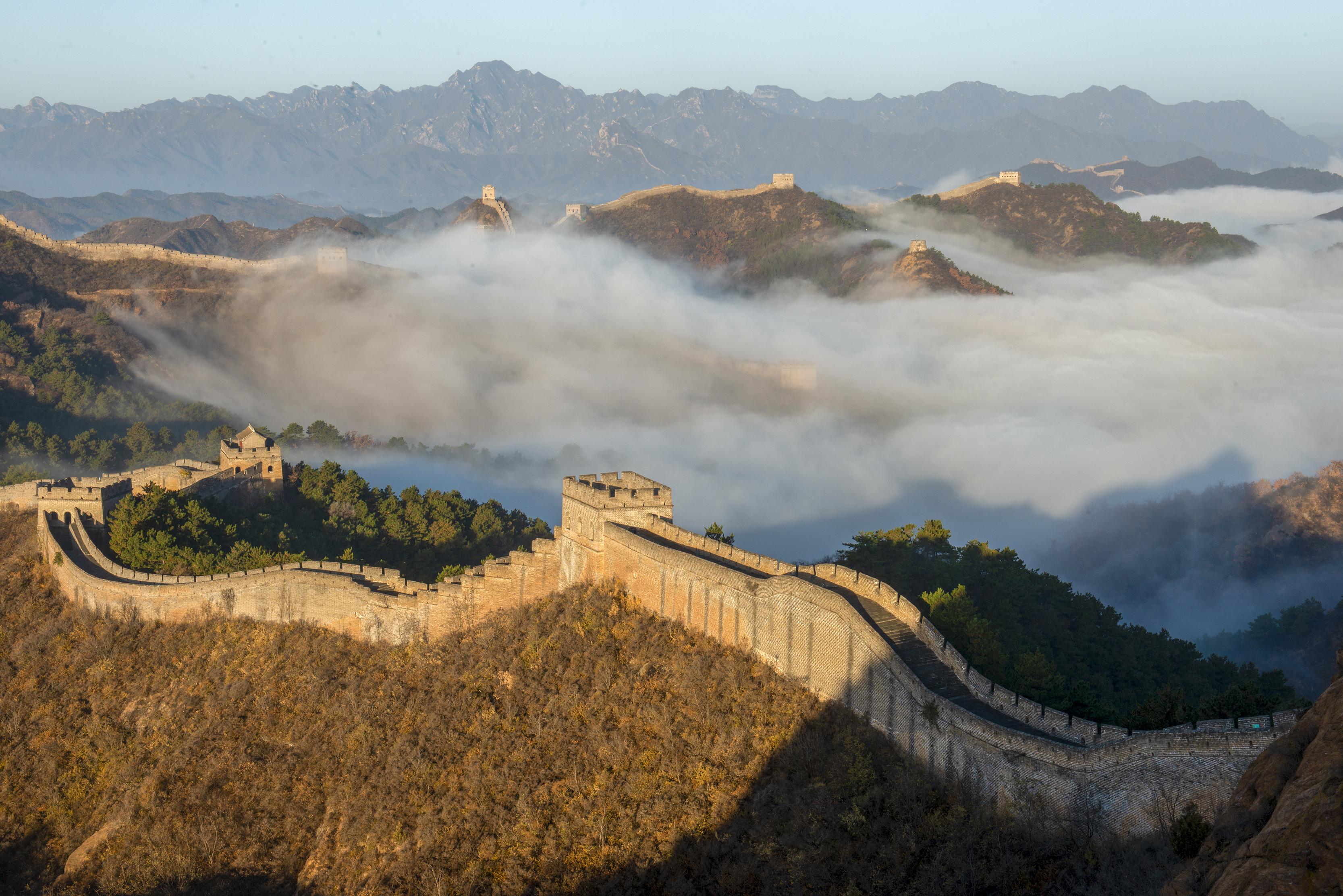 Hebei: Sección Jinshanling de la Gran Muralla en medio de nubes