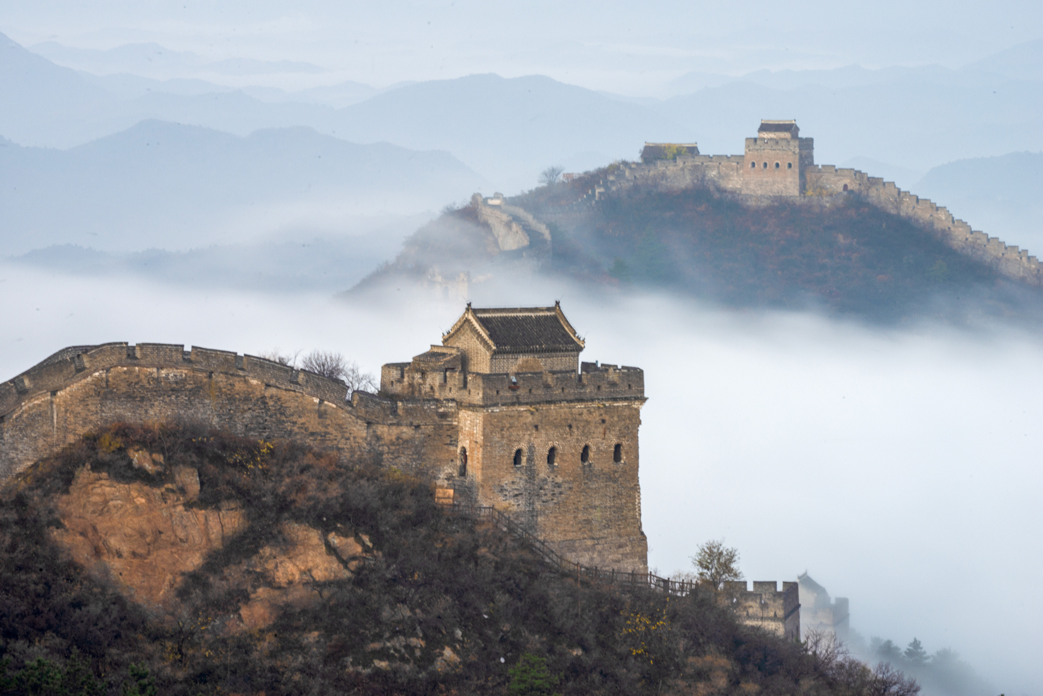 Hebei: Sección Jinshanling de la Gran Muralla en medio de nubes