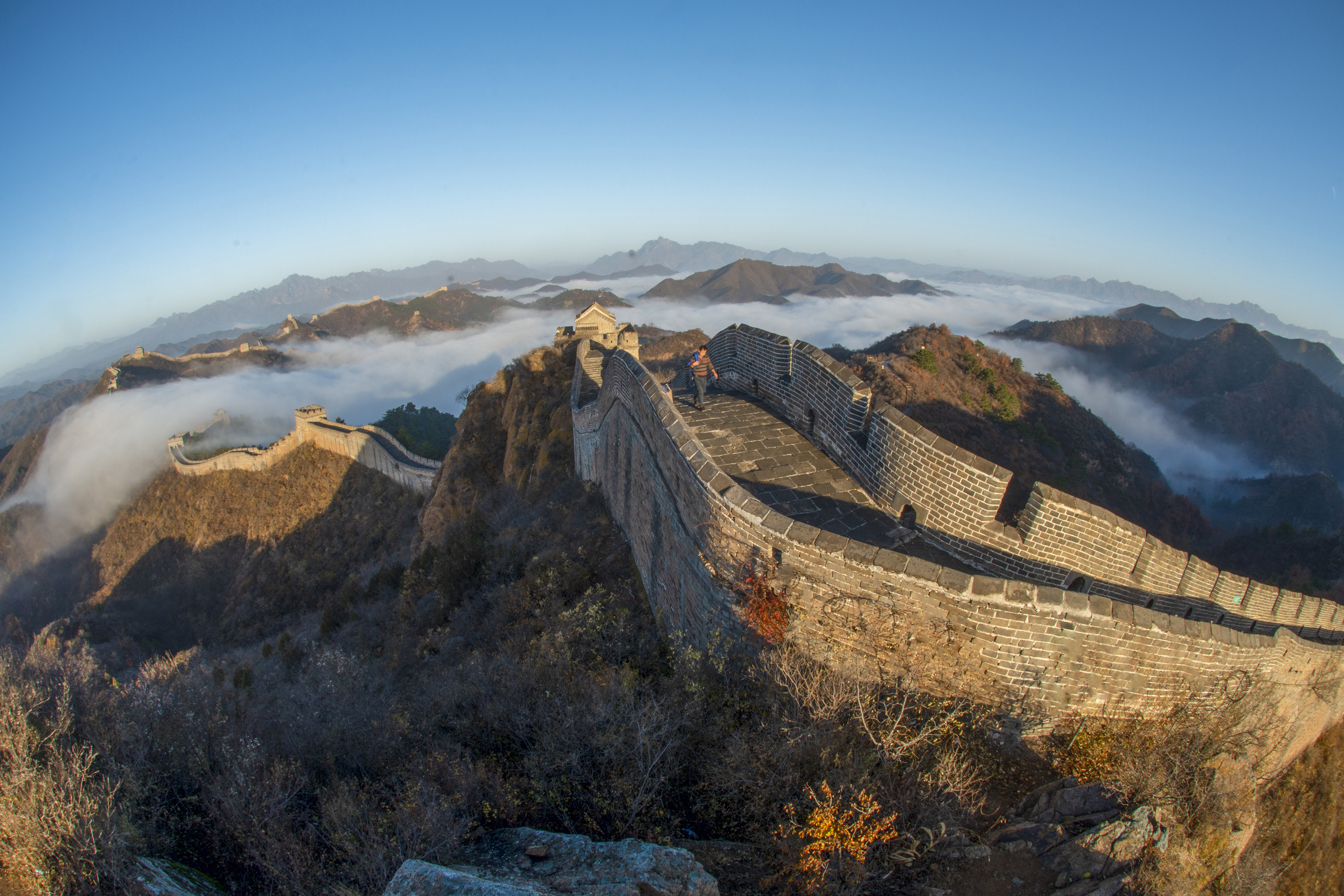 Hebei: Sección Jinshanling de la Gran Muralla en medio de nubes