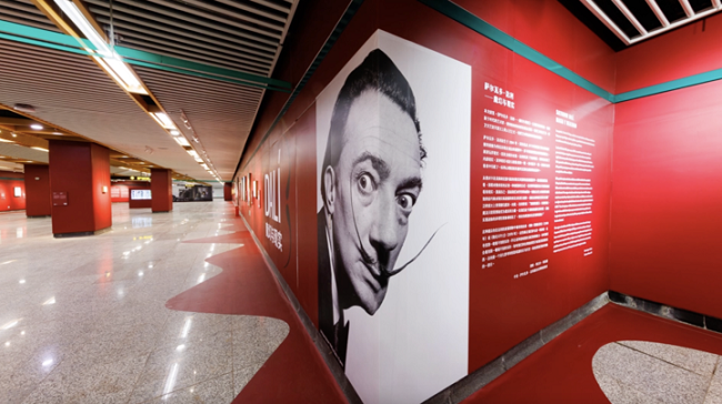 Brilla exposición artística de Dalí en metro de Shanghai