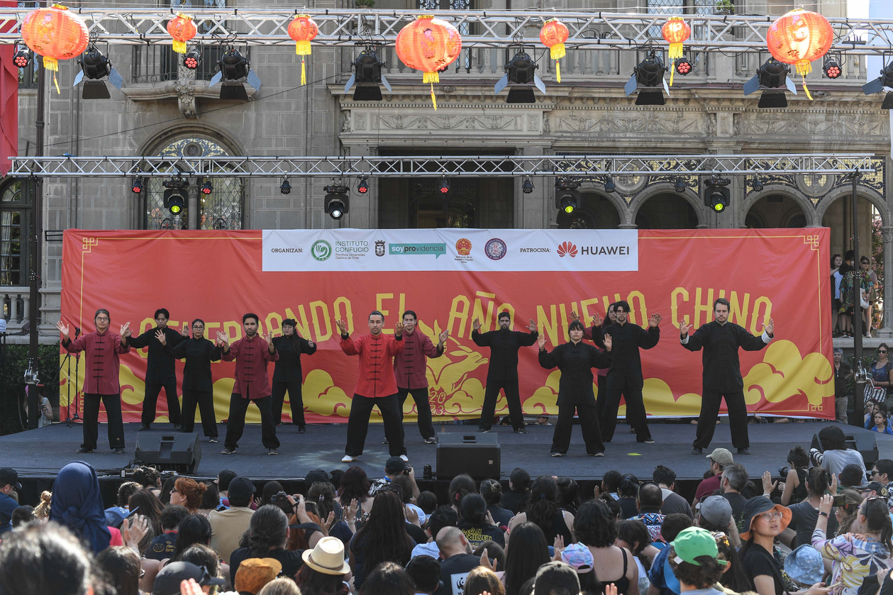 ESPECIAL: Pasacalle de danzas del león y del dragón encabezan festejo de Año Nuevo chino en Chile