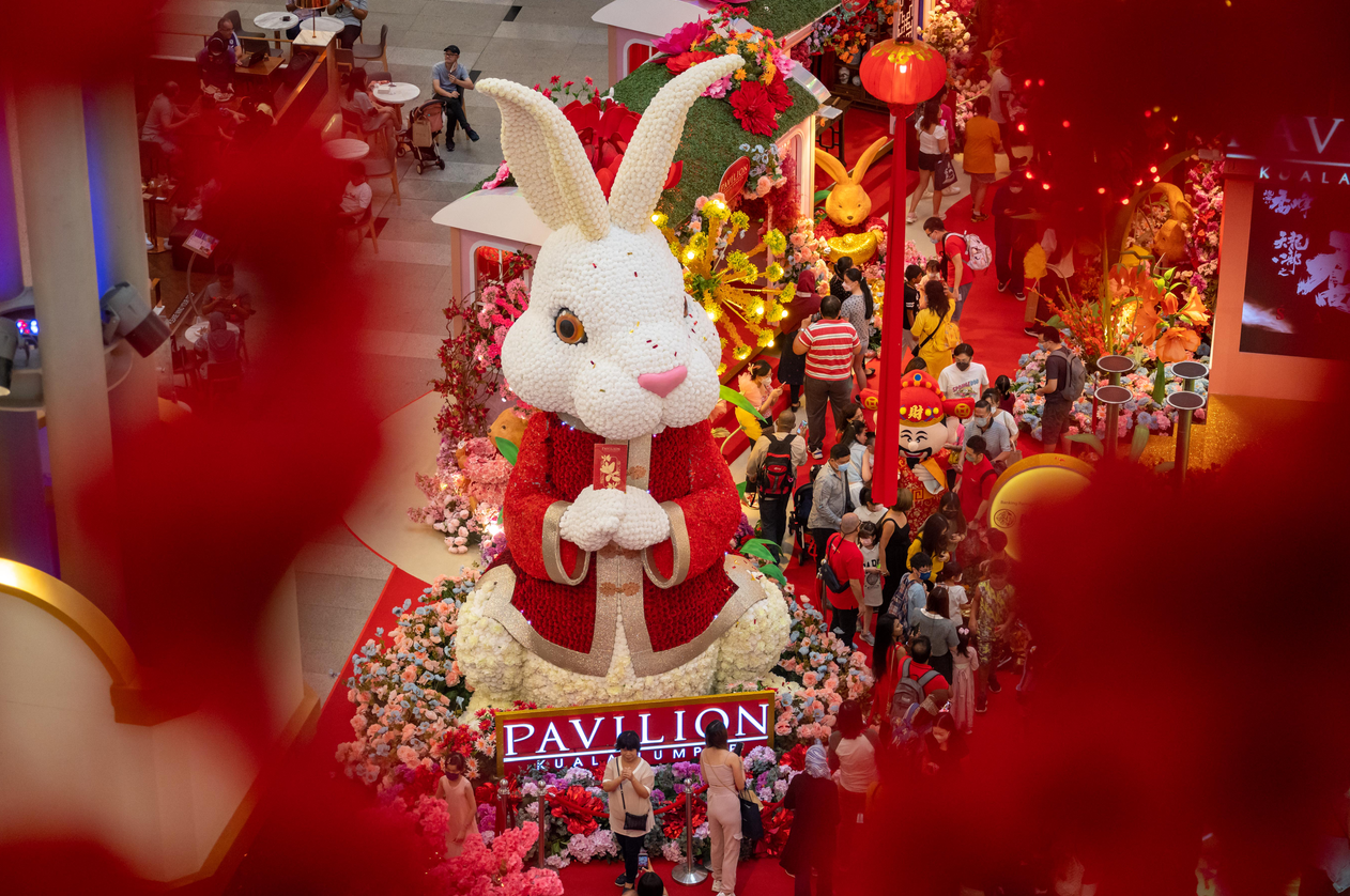 Decoraciones en forma de conejo en un centro comercial en Kuala Lumpur, Malasia