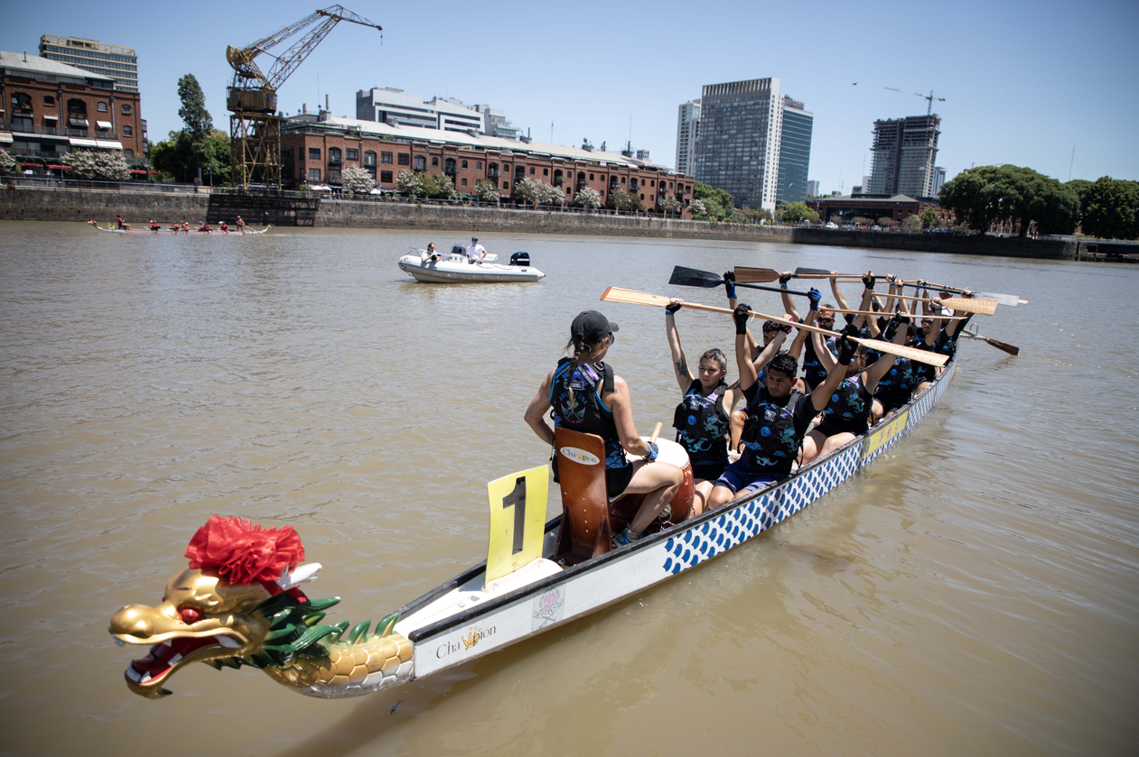 ESPECIAL: Realizan competencia de botes dragón en Argentina para celebrar Año Nuevo chino