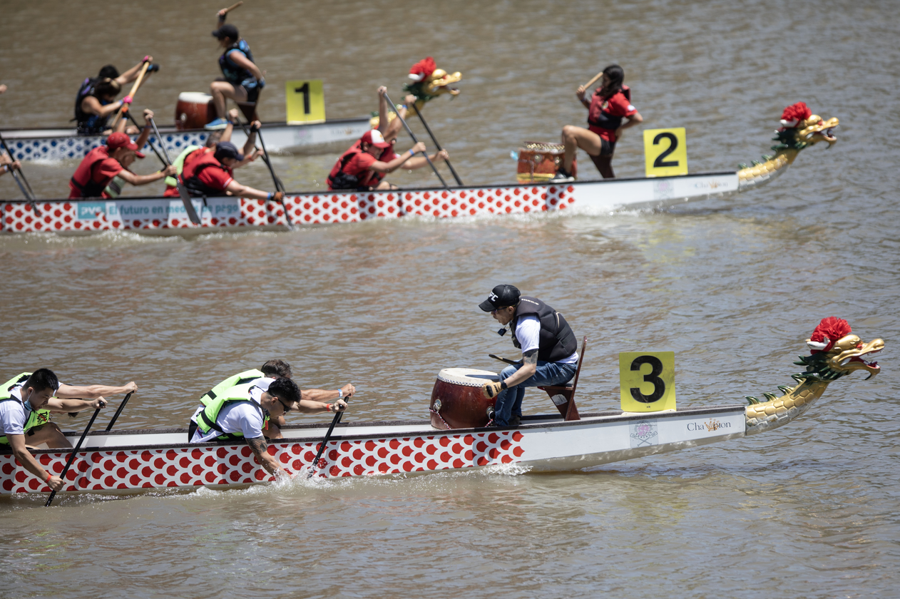 ESPECIAL: Realizan competencia de botes dragón en Argentina para celebrar Año Nuevo chino